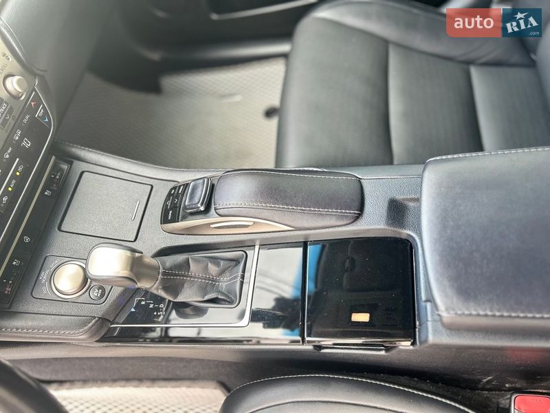 Седан Lexus ES 2017 в Киеве