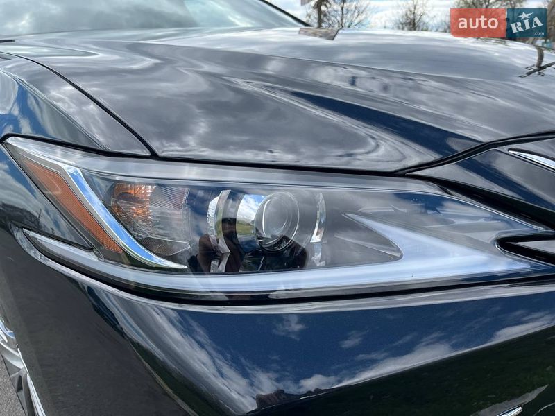 Седан Lexus ES 2018 в Киеве