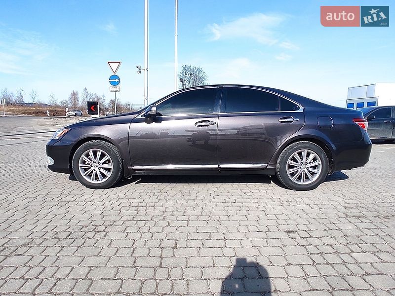 Седан Lexus ES 2011 в Львове
