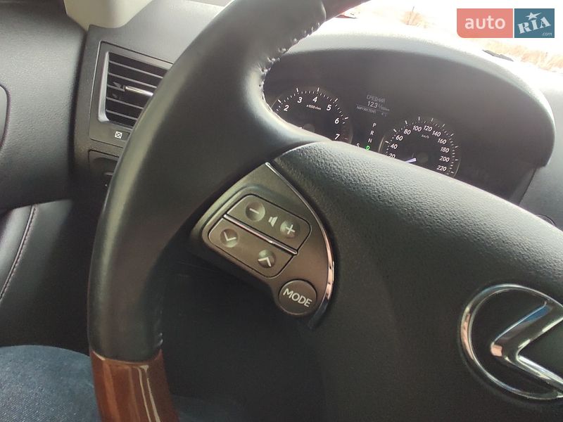 Седан Lexus ES 2011 в Львове