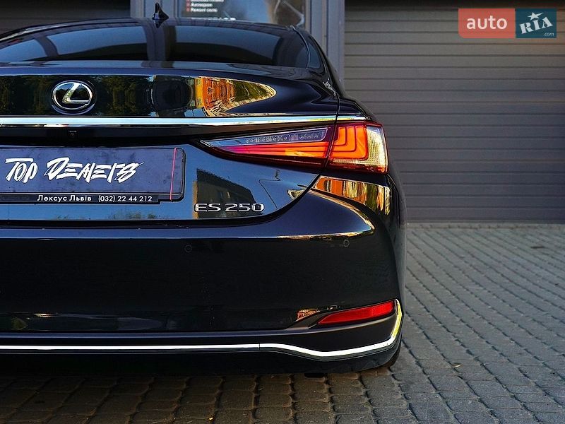 Седан Lexus ES 2019 в Львове