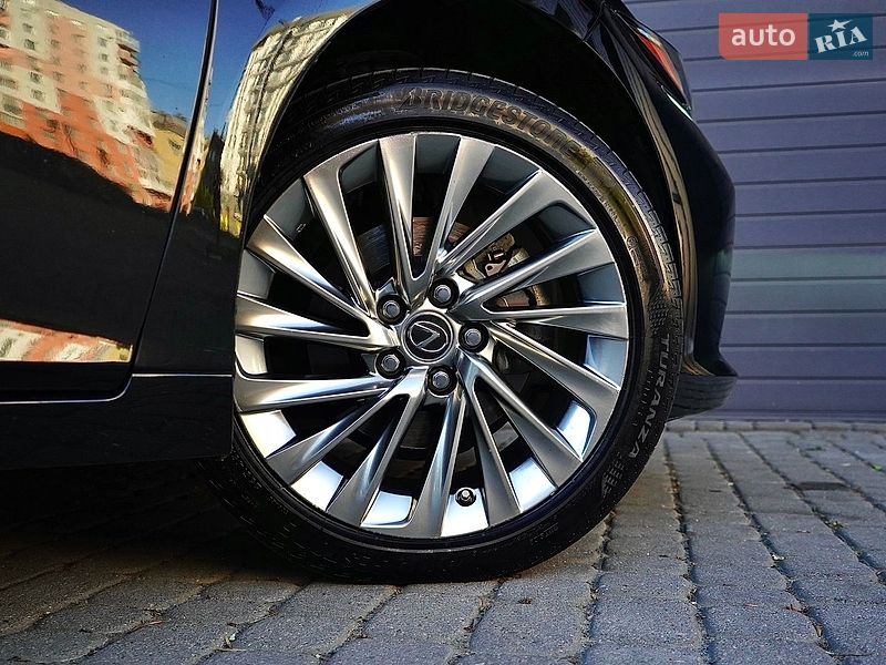 Седан Lexus ES 2019 в Львове