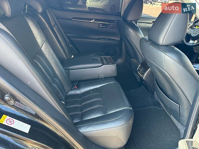 Седан Lexus ES 2015 в Житомирі