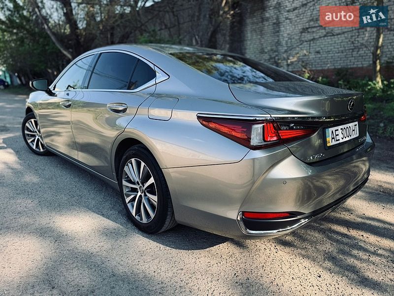 Седан Lexus ES 2018 в Дніпрі