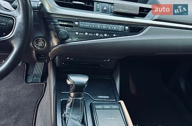 Седан Lexus ES 2018 в Дніпрі