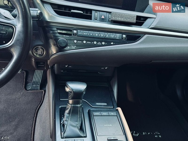 Седан Lexus ES 2018 в Дніпрі