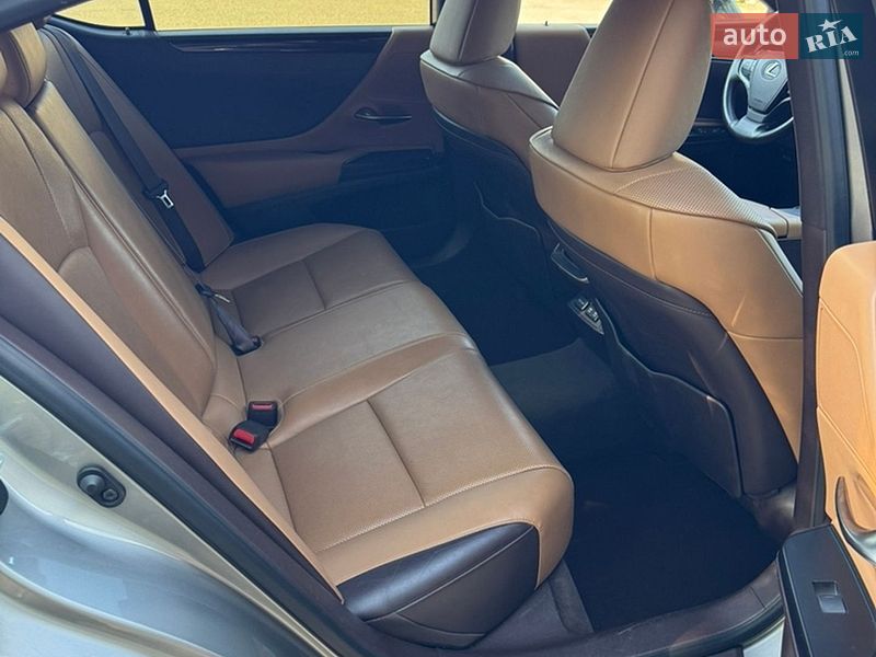 Седан Lexus ES 2018 в Дніпрі