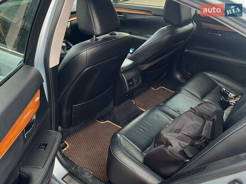 Седан Lexus ES 2012 в Коростене
