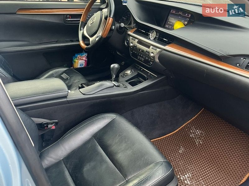 Седан Lexus ES 2012 в Коростене