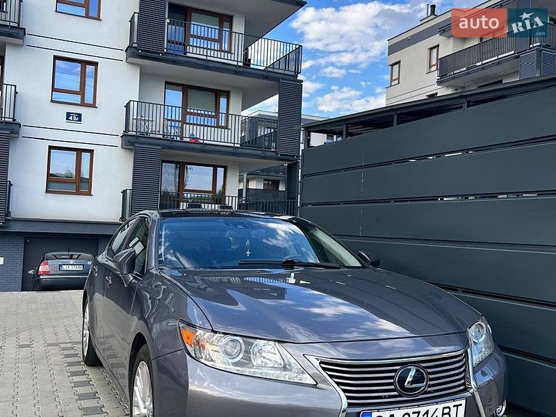 Седан Lexus ES 2013 в Рава-Руській