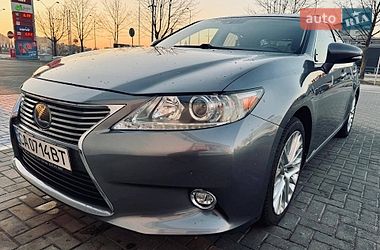 Седан Lexus ES 2013 в Рава-Руській