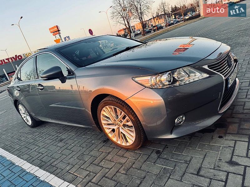 Седан Lexus ES 2013 в Рава-Руській