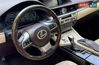 Седан Lexus ES 2015 в Черновцах