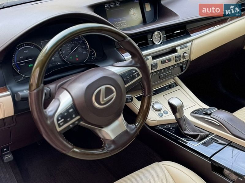 Седан Lexus ES 2015 в Черновцах
