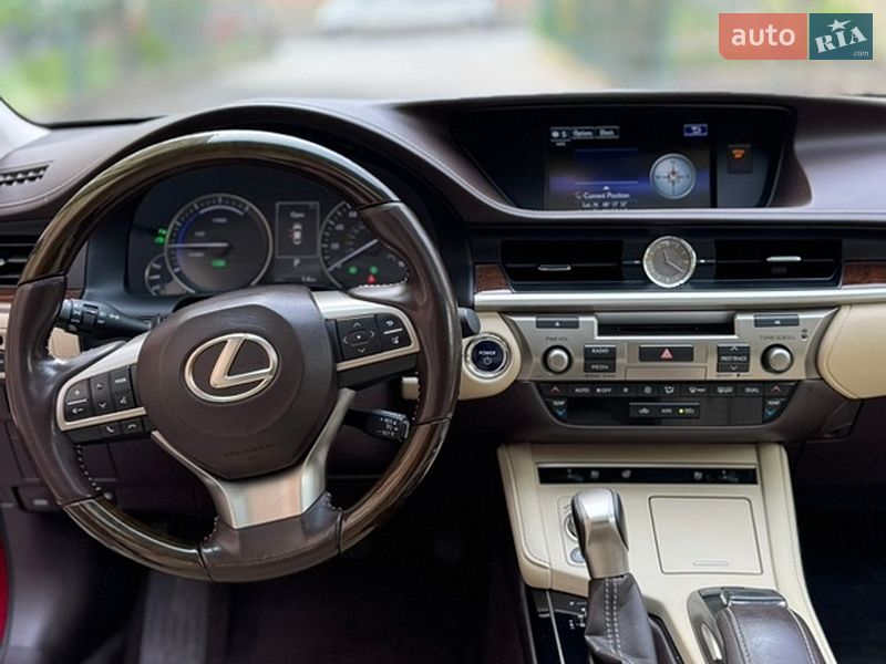 Седан Lexus ES 2015 в Черновцах