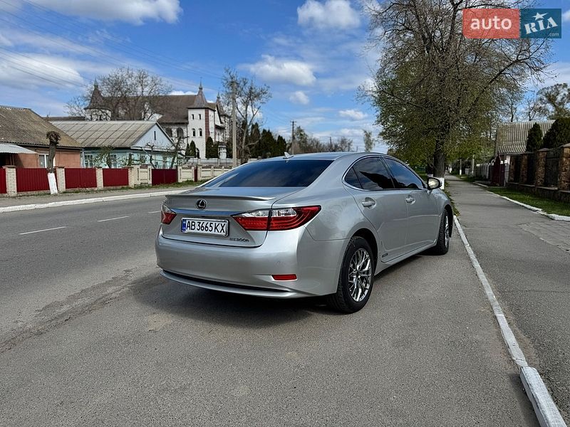 Седан Lexus ES 2012 в Тростянце
