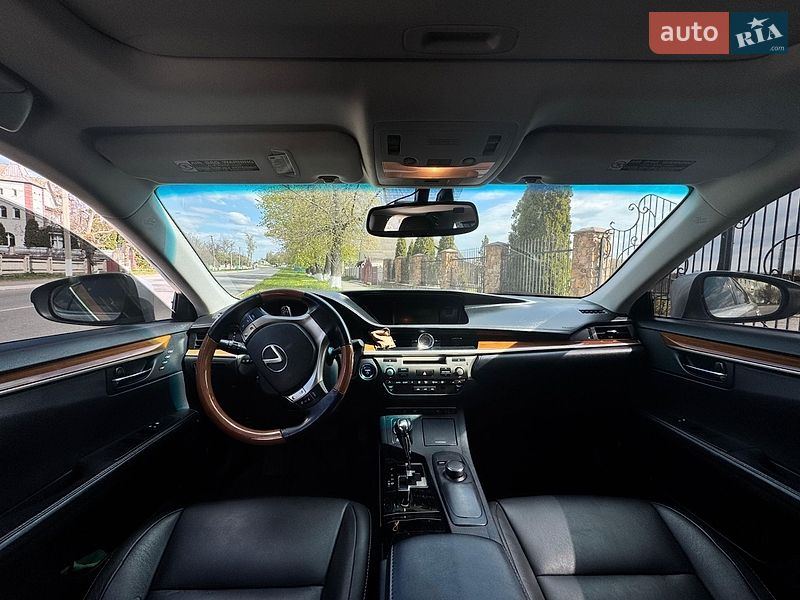 Седан Lexus ES 2012 в Тростянце