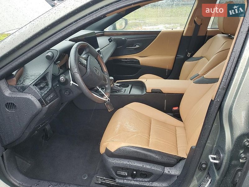 Седан Lexus ES 2023 в Львове