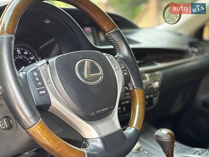 Седан Lexus ES 2012 в Тернополе