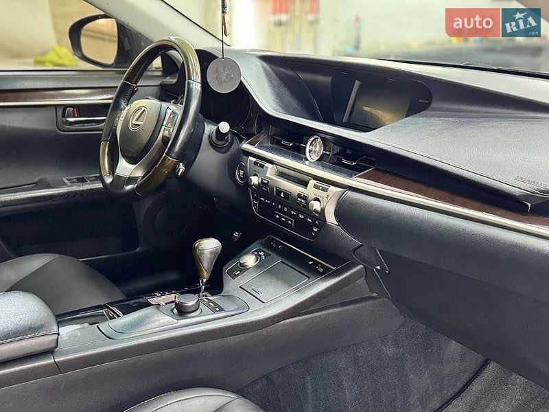 Седан Lexus ES 2012 в Тернополе