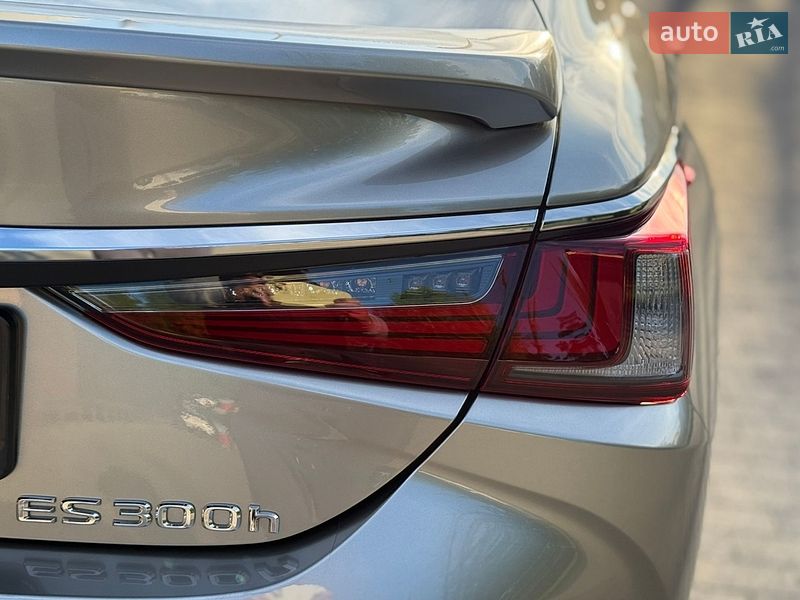 Седан Lexus ES 2023 в Виннице