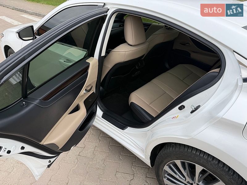 Седан Lexus ES 2019 в Косове