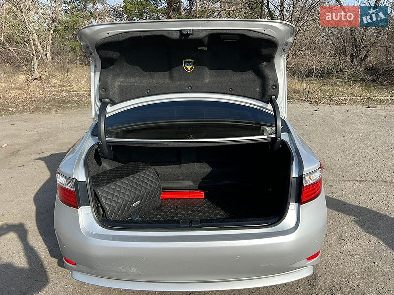 Седан Lexus ES 2012 в Дніпрі