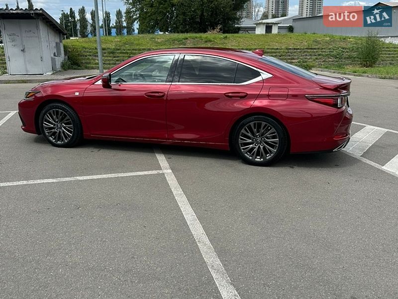 Седан Lexus ES 2019 в Киеве