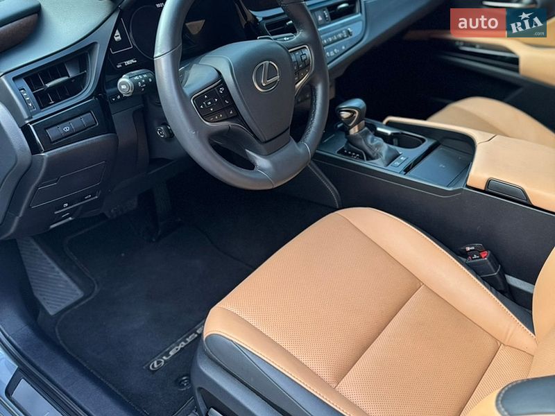 Седан Lexus ES 2024 в Львові