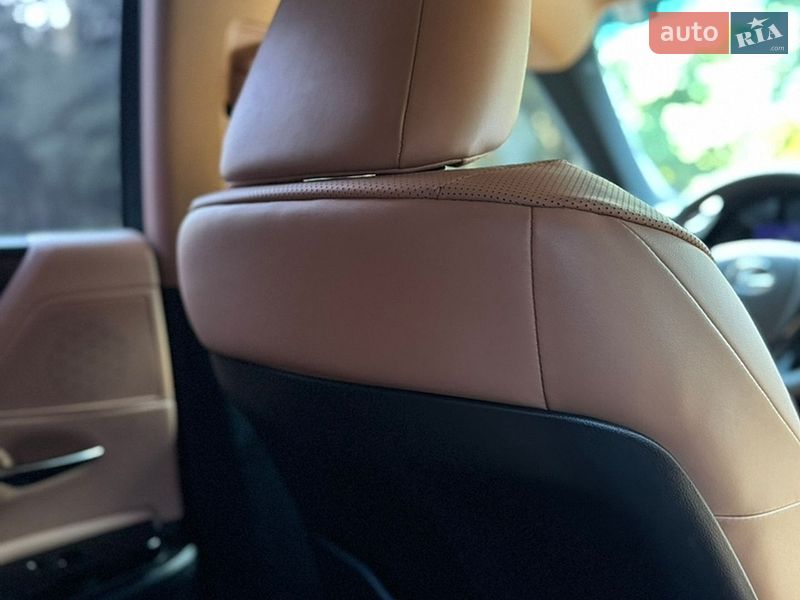 Седан Lexus ES 2024 в Львові
