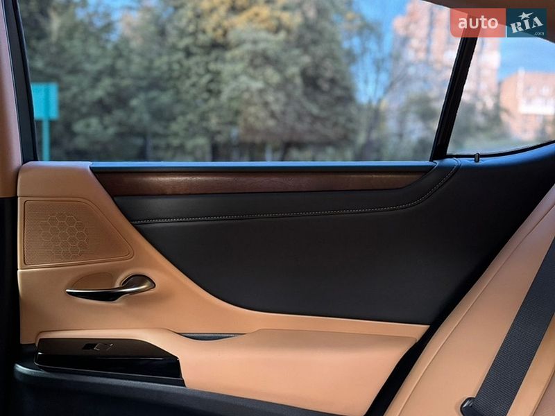Седан Lexus ES 2024 в Львові