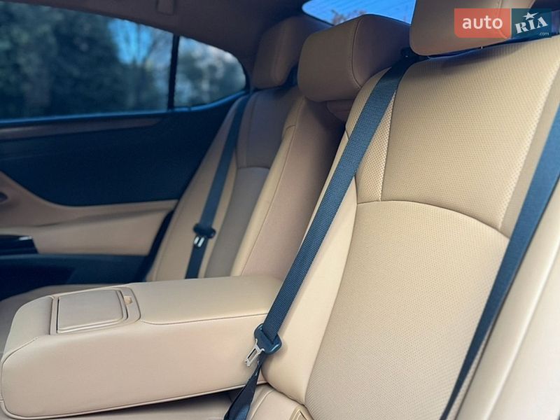 Седан Lexus ES 2024 в Львові