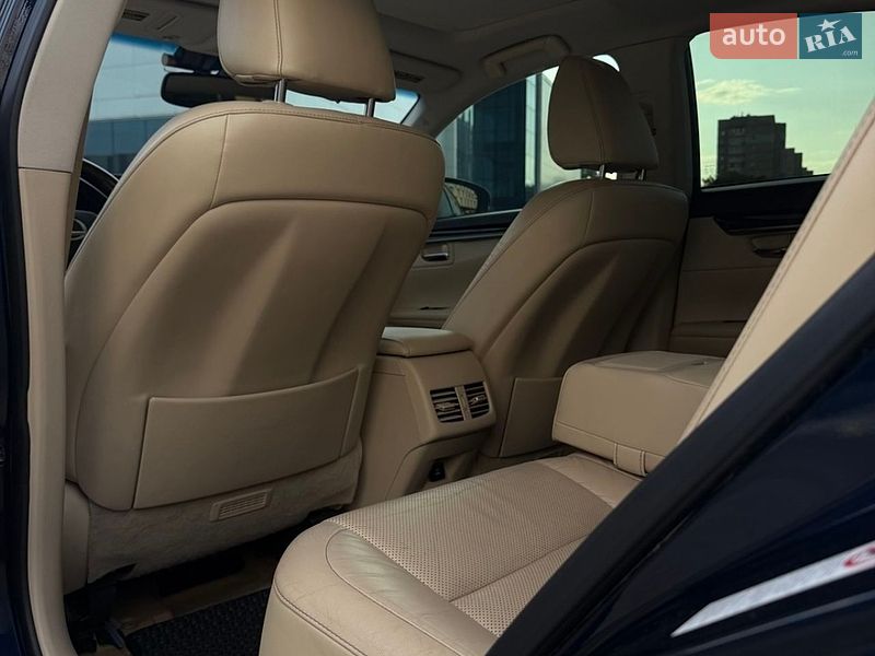 Седан Lexus ES 2015 в Одесі