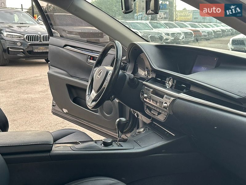 Седан Lexus ES 2015 в Харкові