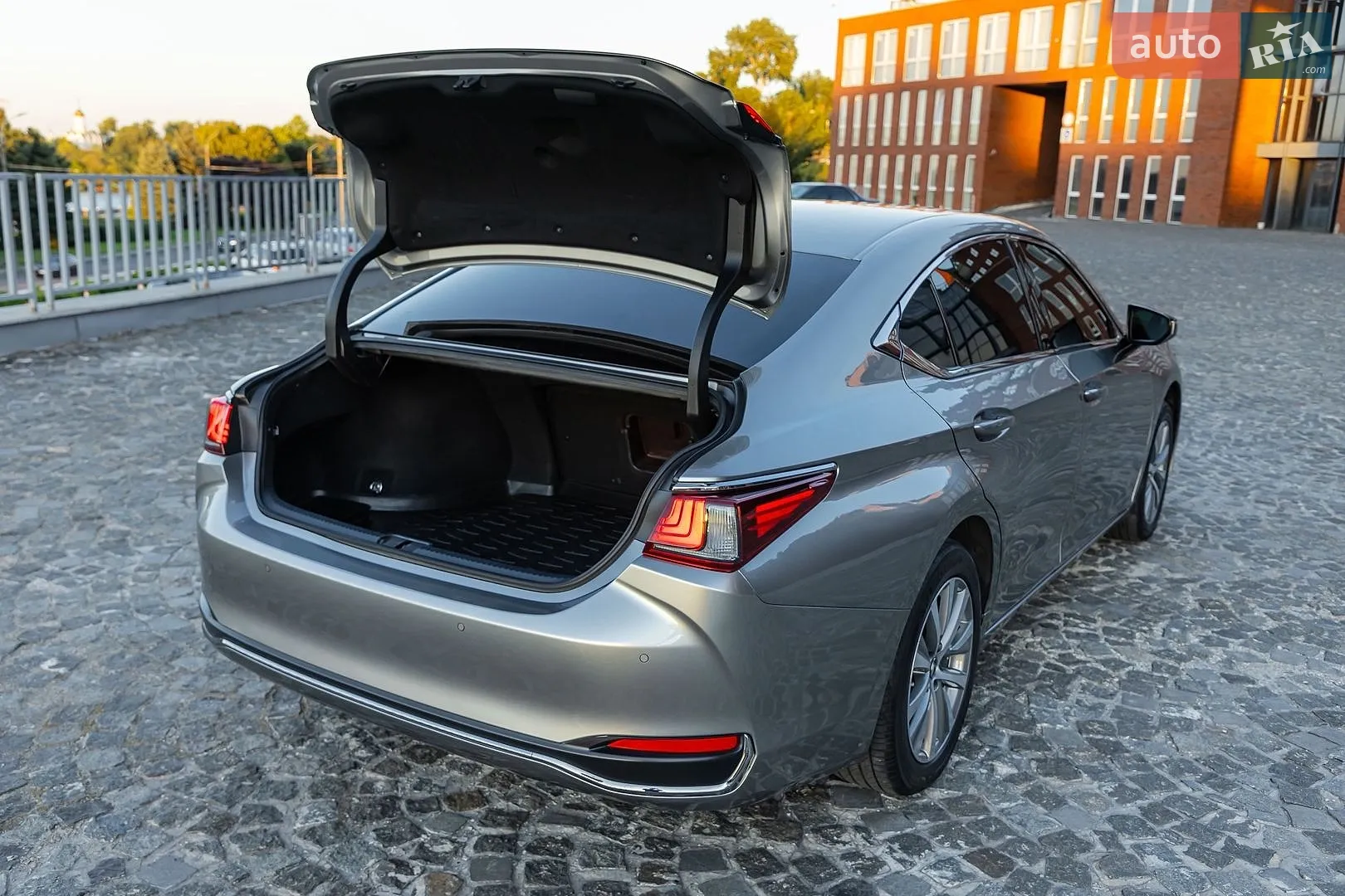 2019 Lexus ES - мініатюра 18