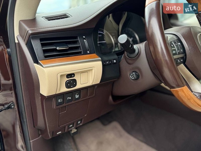 Седан Lexus ES 2015 в Львове