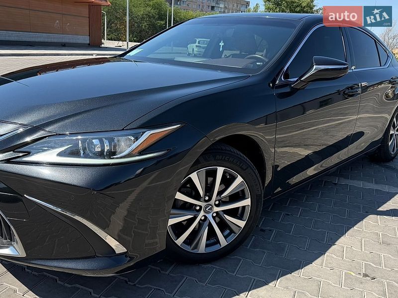 Lexus ES 2019
