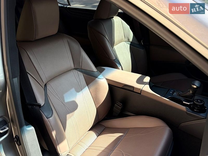 Седан Lexus ES 2025 в Києві