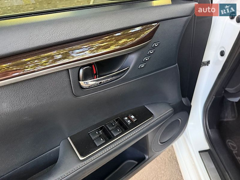 Седан Lexus ES 2016 в Одесі
