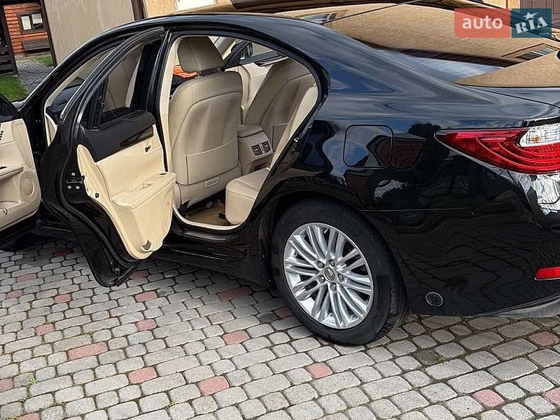 Седан Lexus ES 2012 в Львові