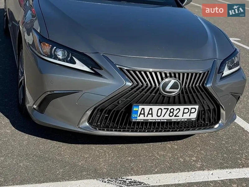 Lexus ES 2019