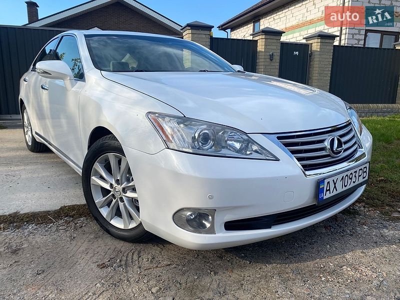Седан Lexus ES 2012 в Южном