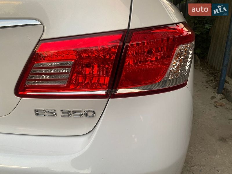 Седан Lexus ES 2012 в Южном