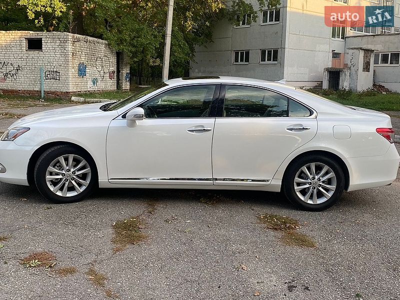 Седан Lexus ES 2012 в Южном