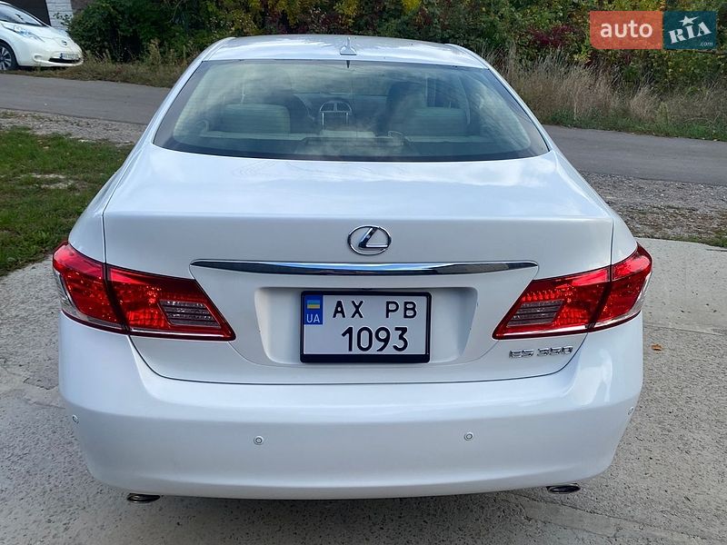 Седан Lexus ES 2012 в Южном