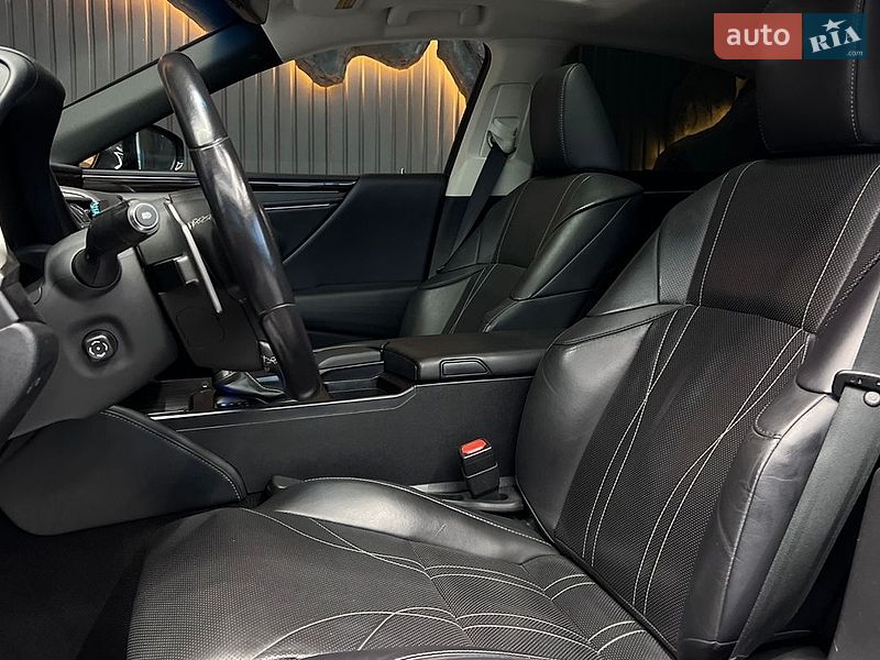 Седан Lexus ES 2019 в Львове