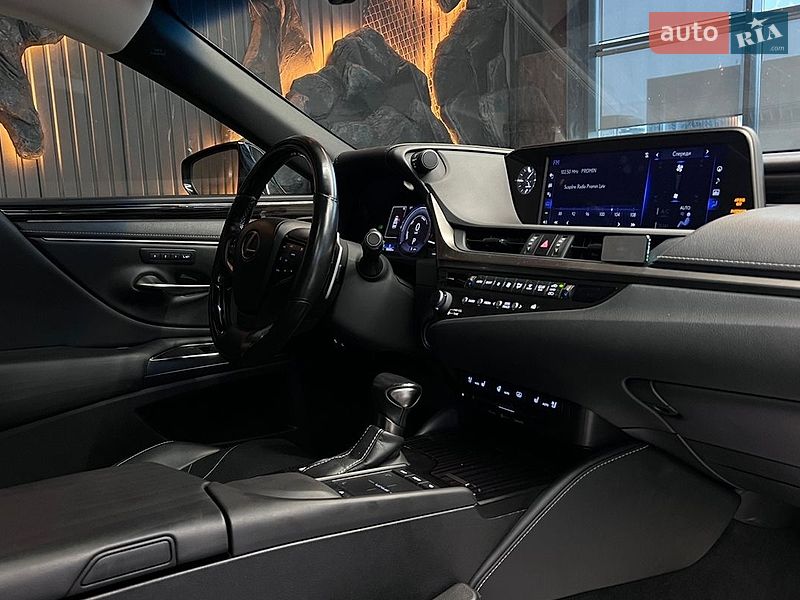 Седан Lexus ES 2019 в Львове