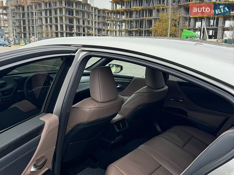 Седан Lexus ES 2024 в Черновцах