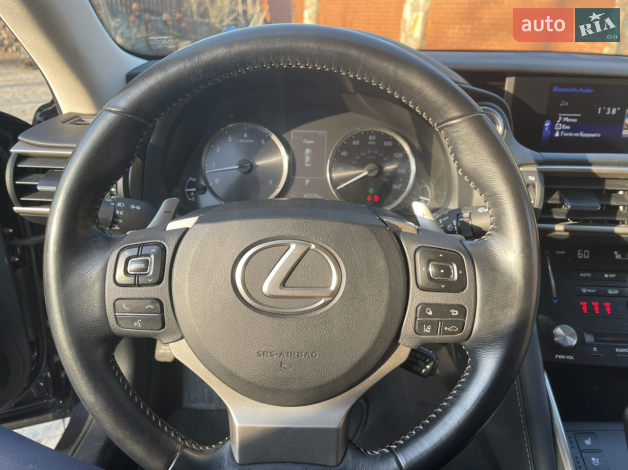 2017 Lexus IS - мініатюра 14