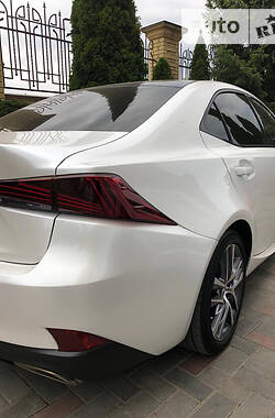 Седан Lexus IS 2017 в 
